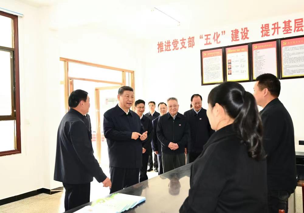 △2024年3月19日，習近平總書記在湖南常德市鼎城區(qū)謝家鋪鎮(zhèn)港中坪村黨群服務中心了解當?shù)貫榛鶎訙p負、提升基層治理效能等情況。