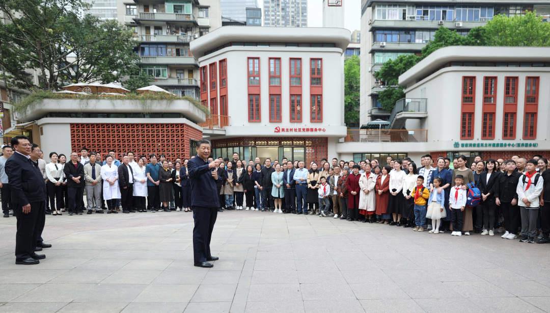 △2024年4月22日，習近平總書記來到重慶九龍坡區(qū)謝家灣街道民主村社區(qū)考察。