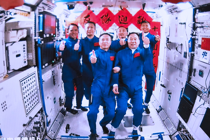 2023年5月30日，在北京航天飛行控制中心拍攝的神舟十五號(hào)航天員乘組與神舟十六號(hào)航天員乘組拍下“全家?！钡漠?huà)面。