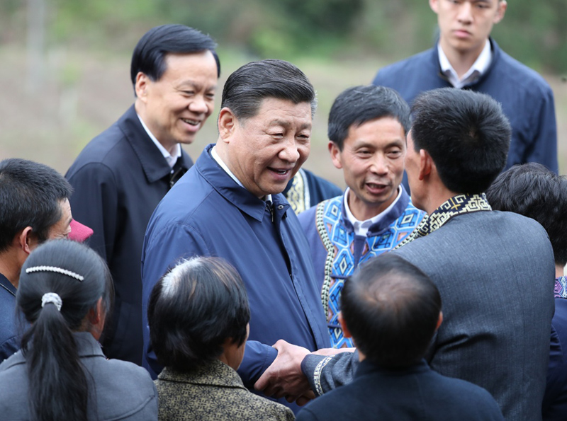 2019年4月15日至17日，中共中央總書(shū)記、國(guó)家主席、中央軍委主席習(xí)近平在重慶考察，并主持召開(kāi)解決“兩不愁三保障”突出問(wèn)題座談會(huì)。這是4月15日下午，習(xí)近平在石柱土家族自治縣中益鄉(xiāng)華溪村同村民親切交流。新華社記者 丁海濤 攝