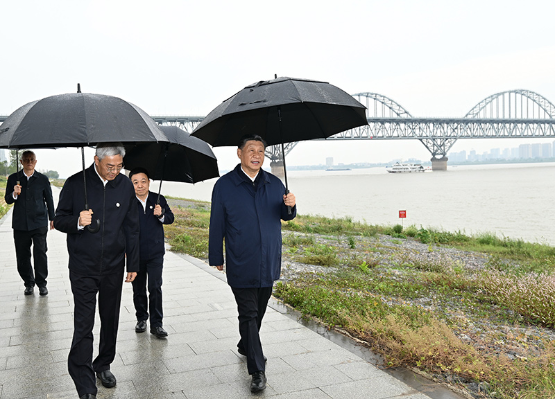 2023年10月10日至13日，中共中央總書(shū)記、國(guó)家主席、中央軍委主席習(xí)近平在江西考察。這是10日下午，習(xí)近平在長(zhǎng)江國(guó)家文化公園九江城區(qū)段考察時(shí)，冒雨沿江堤步行察看沿岸風(fēng)貌。新華社記者 謝環(huán)馳 攝