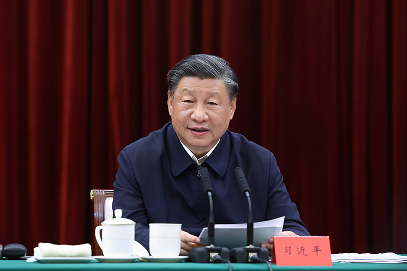 2023年10月12日下午，中共中央總書(shū)記、國(guó)家主席、中央軍委主席習(xí)近平在江西省南昌市主持召開(kāi)進(jìn)一步推動(dòng)長(zhǎng)江經(jīng)濟(jì)帶高質(zhì)量發(fā)展座談會(huì)并發(fā)表重要講話。新華社記者 鞠鵬 攝