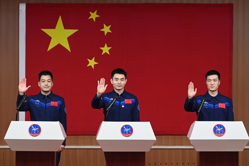 2024年月24日，神舟十八號(hào)載人飛行任務(wù)航天員葉光富（中）、李聰（右）、李廣蘇在酒泉衛(wèi)星發(fā)射中心問(wèn)天閣與媒體記者集體見(jiàn)面。
