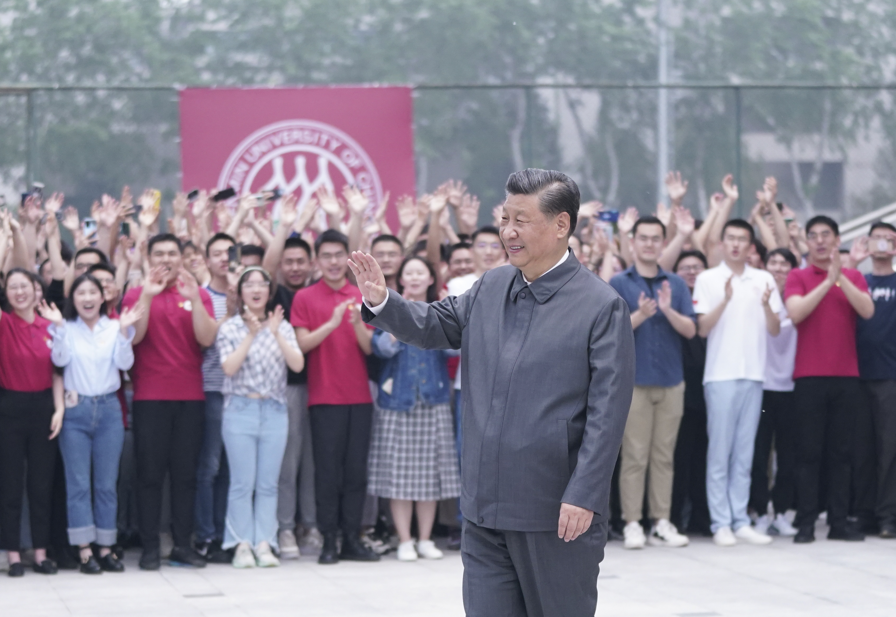2022年4月25日，習(xí)近平總書記來到中國人民大學(xué)考察調(diào)研。這是習(xí)近平向師生們揮手致意。