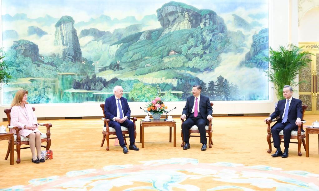 2024年4月8日，國(guó)家主席習(xí)近平在北京人民大會(huì)堂會(huì)見(jiàn)法國(guó)梅里?；饡?huì)主席梅里埃夫婦。新華社記者 黃敬文 攝