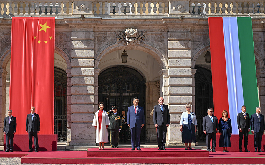 當(dāng)?shù)貢r(shí)間5月9日上午，國(guó)家主席習(xí)近平在布達(dá)佩斯出席匈牙利總統(tǒng)舒尤克和總理歐爾班共同舉行的隆重歡迎儀式。新華社記者 謝環(huán)馳 攝