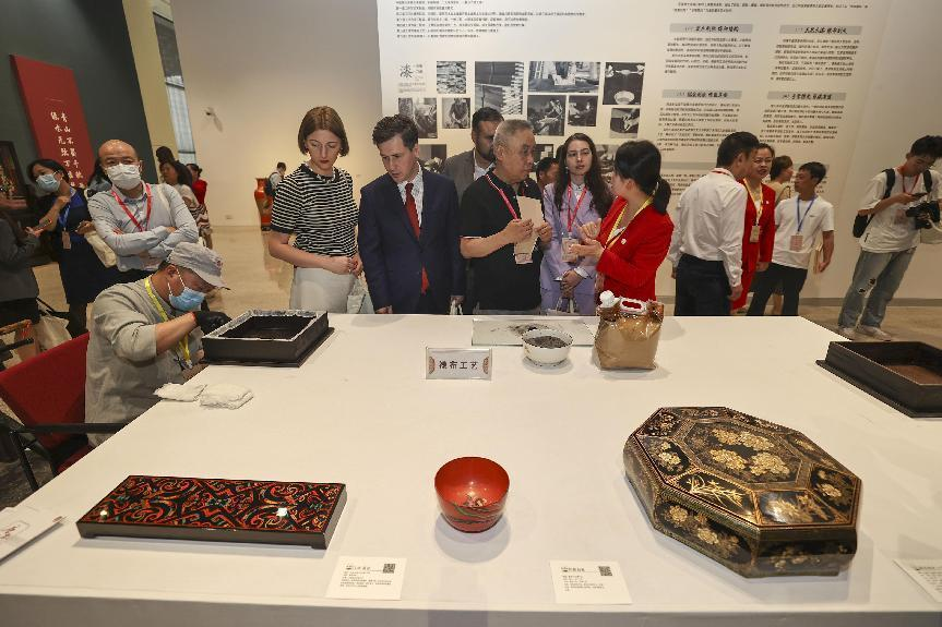 2023年5月28日，北京，推光漆器匠人為駐華使節(jié)展示技藝。