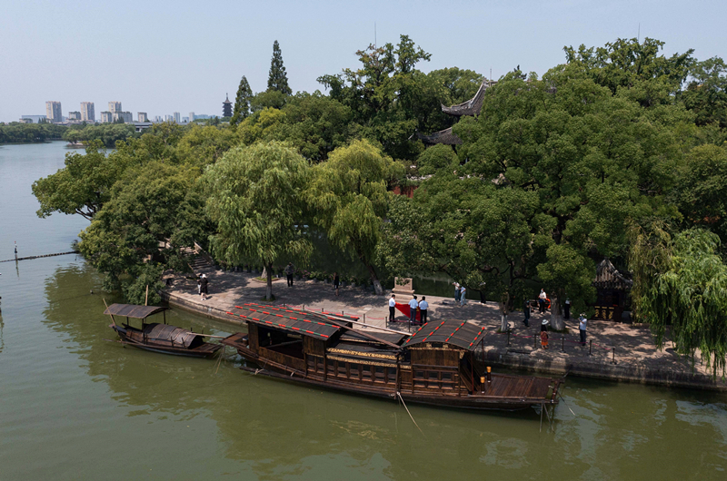 2022年7月27日，南湖紅船?？吭谡憬〖闻d市南湖旅游區(qū)的湖心島旁。