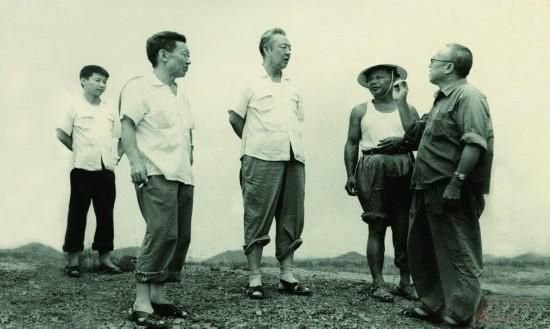 1978年8月，習(xí)仲勛（左三）在廣東惠陽農(nóng)村調(diào)研。在清華大學(xué)讀書的習(xí)近平（左一）利用暑假時間參加社會實踐，隨同父親一起下鄉(xiāng)。