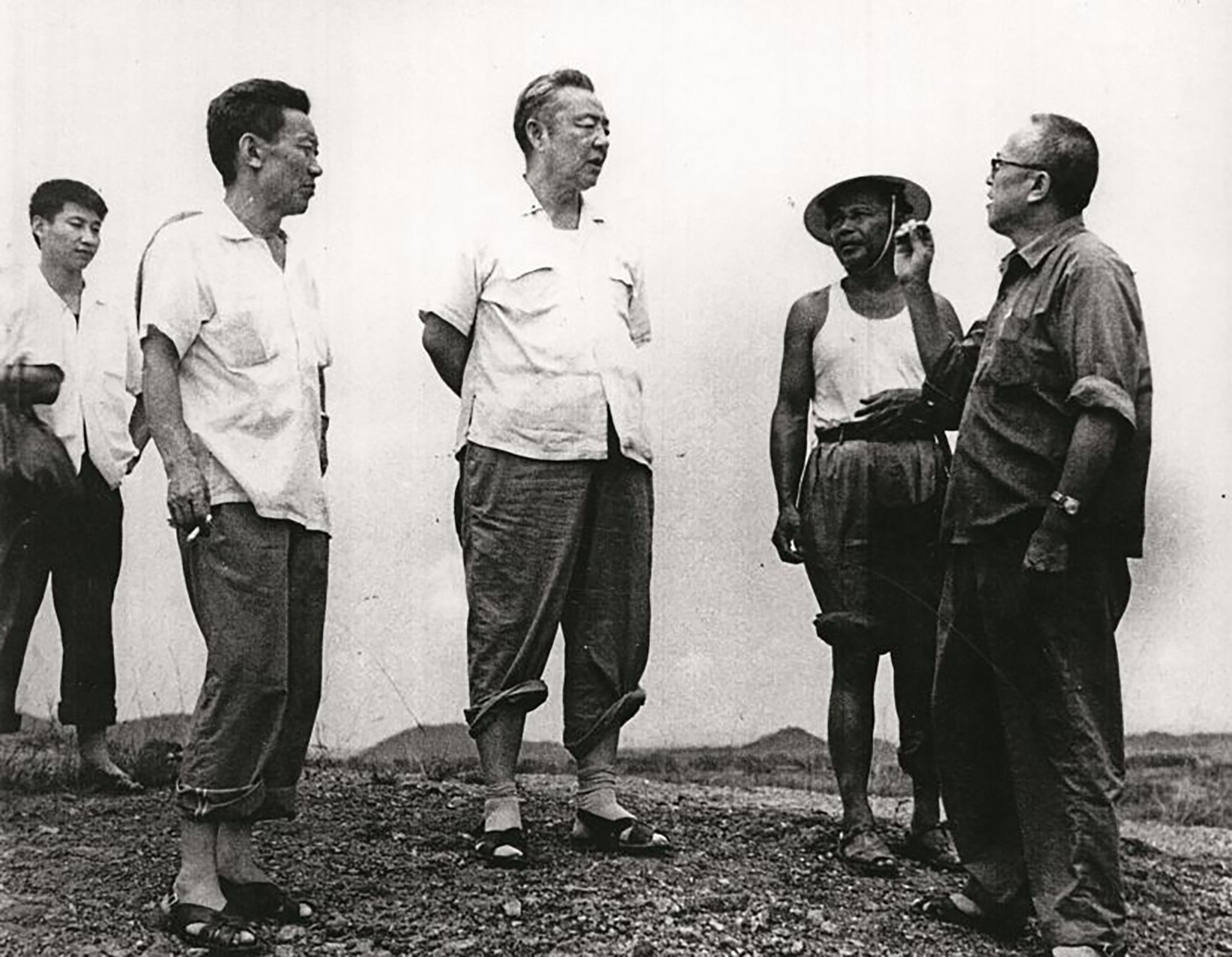 1978年8月5日，習(xí)仲勛（中）在廣東惠陽地區(qū)調(diào)研。左二為廣東省委農(nóng)村工作部副部長杜瑞芝，右一為惠陽地委書記李富林。 左一為當(dāng)時(shí)正在清華大學(xué)暑期的習(xí)近平。