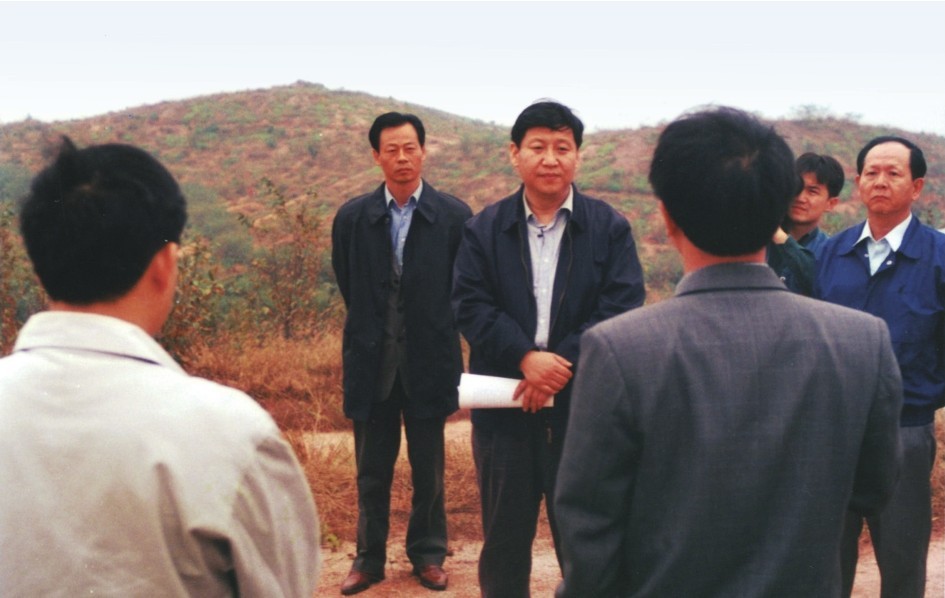 1999年11月，習(xí)近平在龍巖市長汀縣河田水土流失治理區(qū)調(diào)研。圖源：《習(xí)近平在福建（下）》