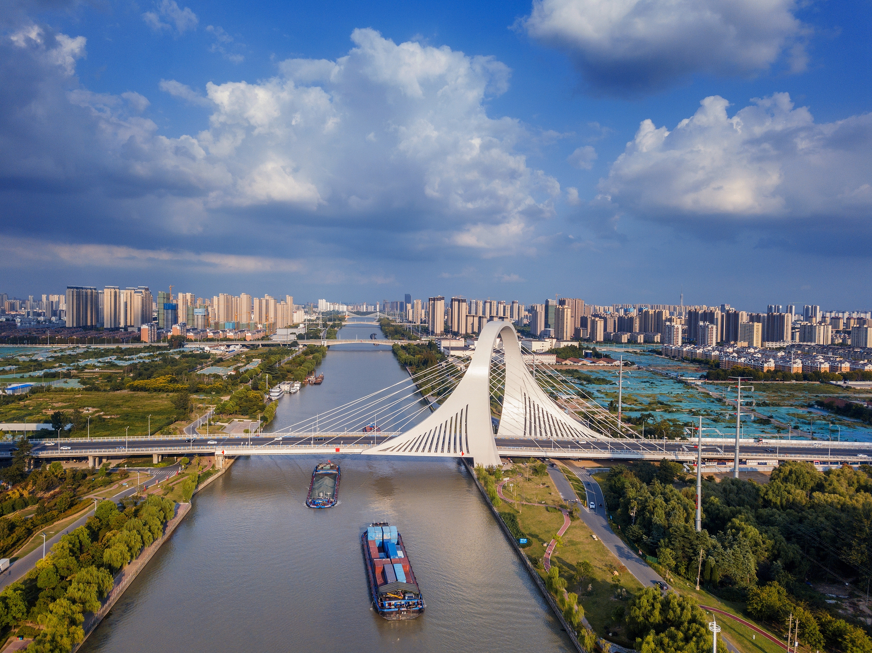 2022年9月12日，幾艘船舶行駛在江蘇淮安運(yùn)河大橋附近。