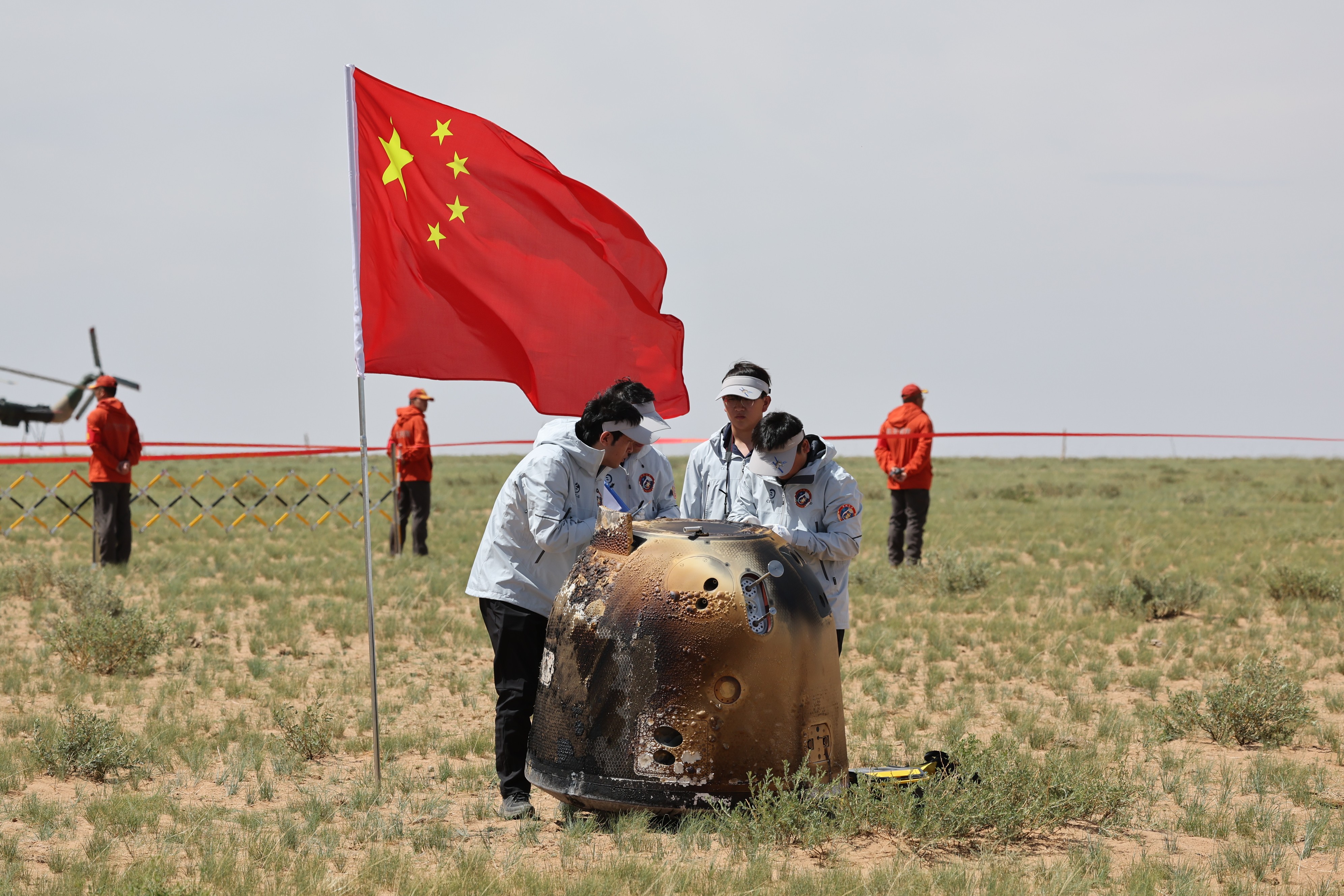 6月25日拍攝的嫦娥六號返回器回收現(xiàn)場。