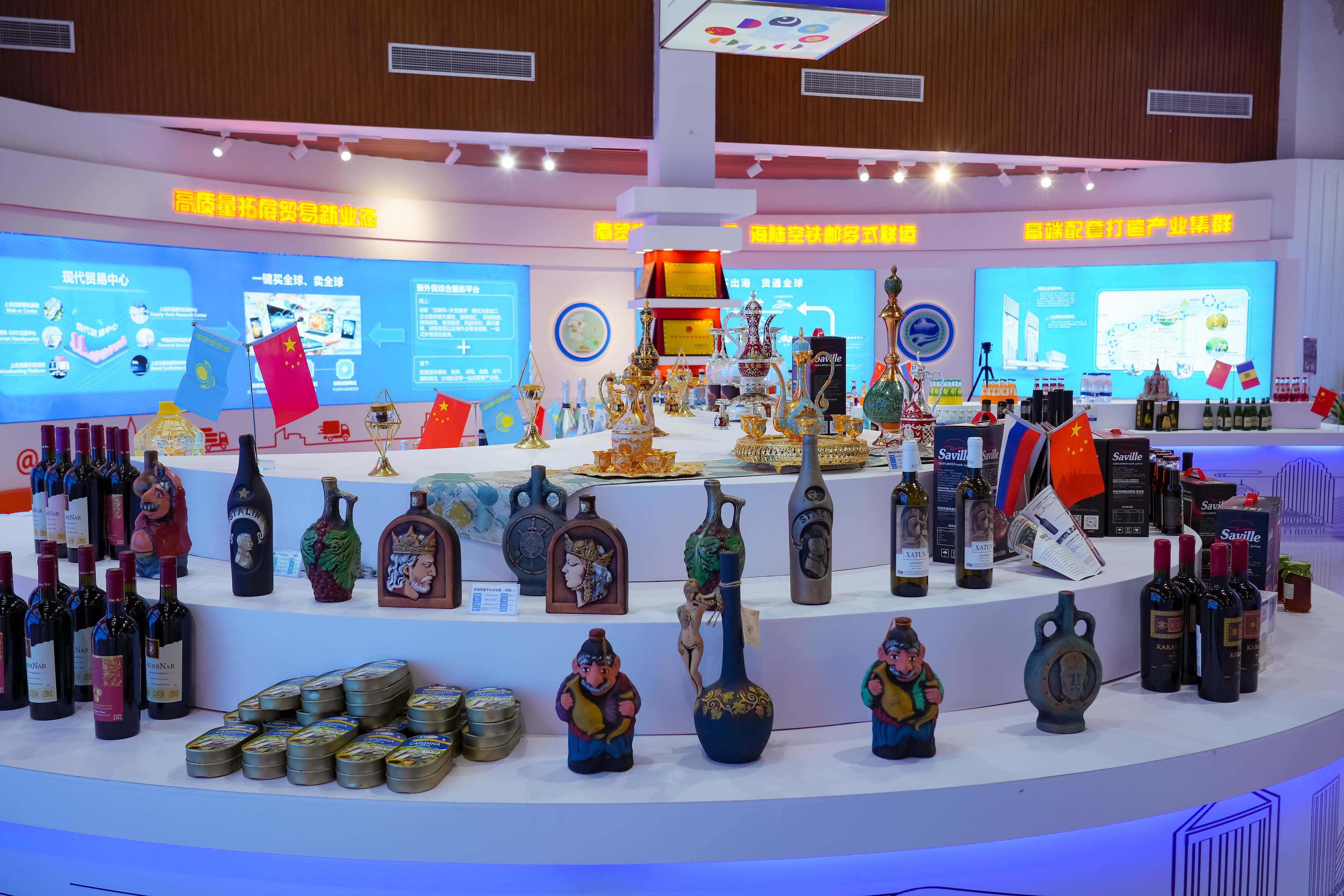2022年10月19日，青島，上合示范區(qū)展出的上合國家特色商品。