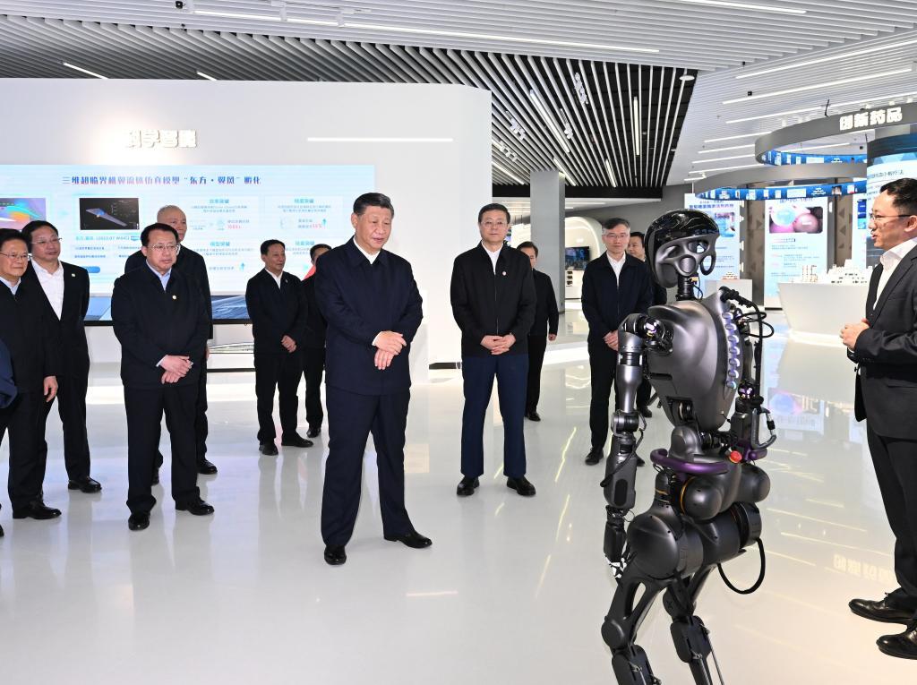 2023年11月28日下午，習(xí)近平在浦東新區(qū)張江科學(xué)城參觀上?？萍紕?chuàng)新成果展。新華社記者 謝環(huán)馳 攝