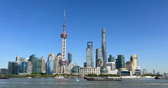 沿蘇州河遠(yuǎn)眺陸家嘴城市建筑群。人民網(wǎng) 馬作鵬 攝
