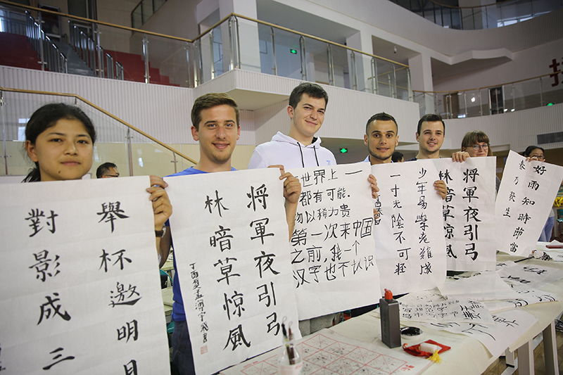 2017年6月5日，來自青島大學(xué)和中國石油大學(xué)（華東）的外國留學(xué)生在展示剛剛現(xiàn)場完成的書法作品。