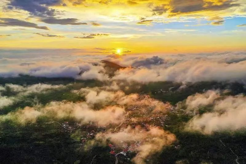 圖為云霧繚繞的軍營(yíng)村，群山盡翠，紅瓦掩映。廈門(mén)市委宣傳部供圖