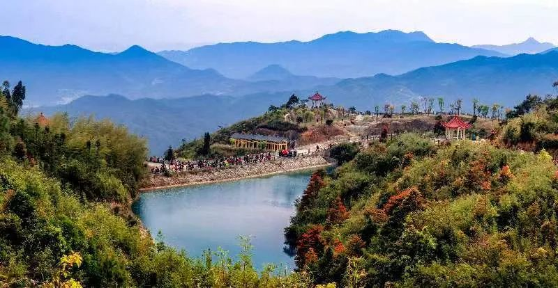圖為游客們到軍營(yíng)村七彩池欣賞美景。廈門(mén)市委宣傳部供圖