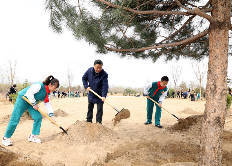 2022年3月，習(xí)近平總書(shū)記來(lái)到北京市大興區(qū)黃村鎮(zhèn)參加首都義務(wù)植樹(shù)活動(dòng)，同大家一起植樹(shù)。新華社記者 黃敬文 攝