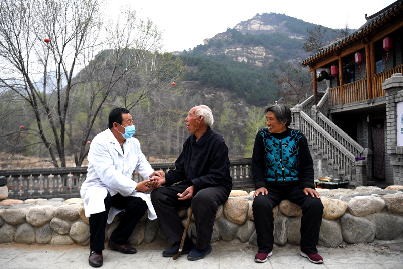 2020年4月15日，在河北阜平縣龍泉關(guān)鎮(zhèn)駱駝灣村，村醫(yī)霍建國為村民把脈。