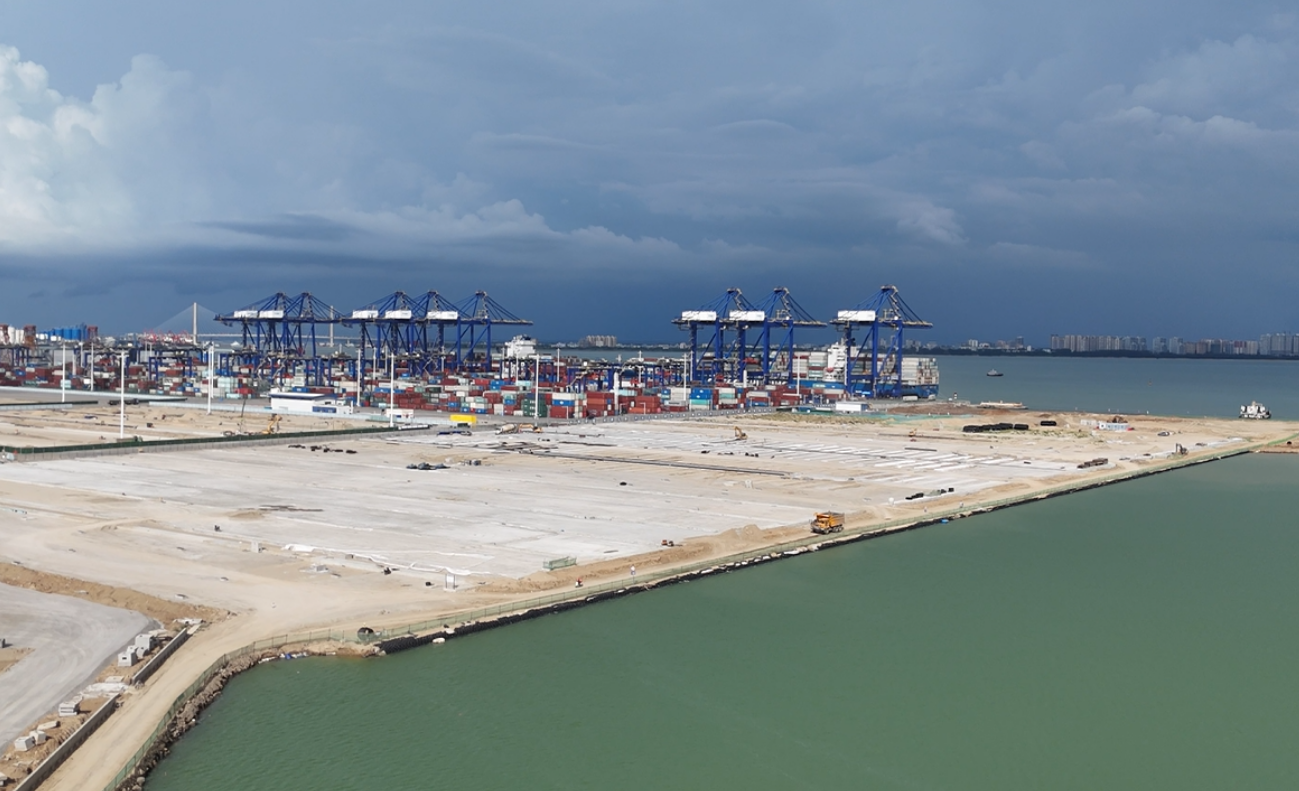 海南洋浦區(qū)域國際集裝箱樞紐港擴建工程項目現(xiàn)場。人民網(wǎng)記者 牛良玉攝