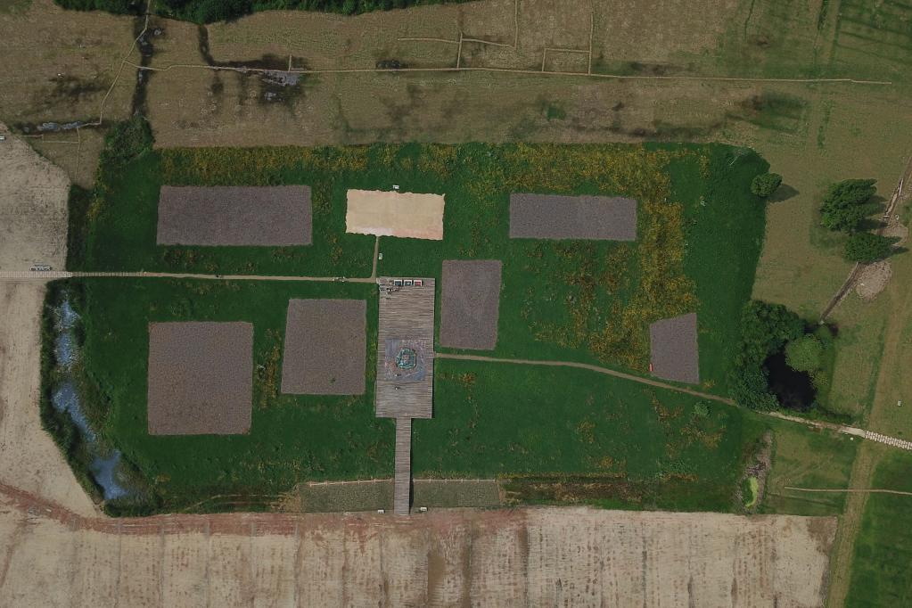2019年6月23日無人機(jī)拍攝的良渚國(guó)家考古遺址公園的宮殿區(qū)。 新華社記者 黃宗治 攝