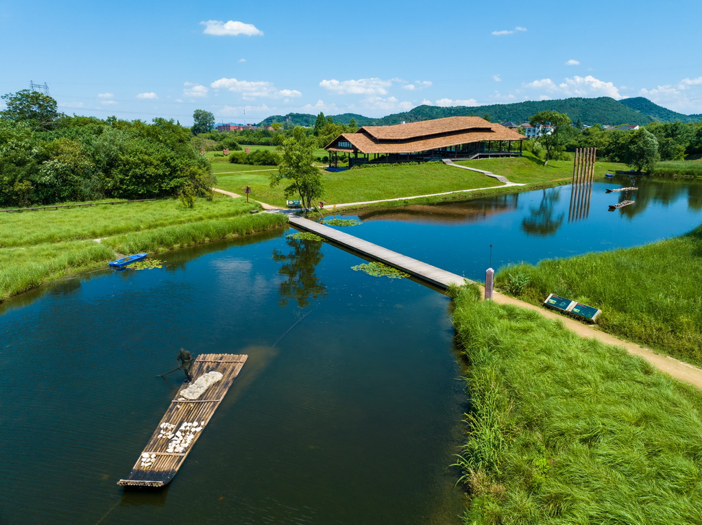 2024年7月4日拍攝的杭州良渚古城遺址公園南城墻遺址展示點(diǎn)（無人機(jī)照片）。新華社記者 江漢 攝