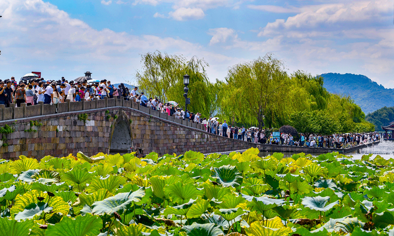 2024年10月4日，杭州西湖景區(qū)迎來國慶假期旅游高峰。