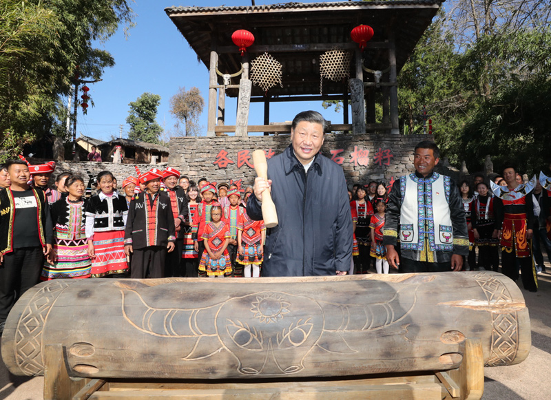2020年1月19日，習(xí)近平總書(shū)記在云南省騰沖市清水鄉(xiāng)三家村中寨司莫拉佤族村廣場(chǎng)上，敲響三聲佤族木鼓，祝福來(lái)年風(fēng)調(diào)雨順、國(guó)泰民安。