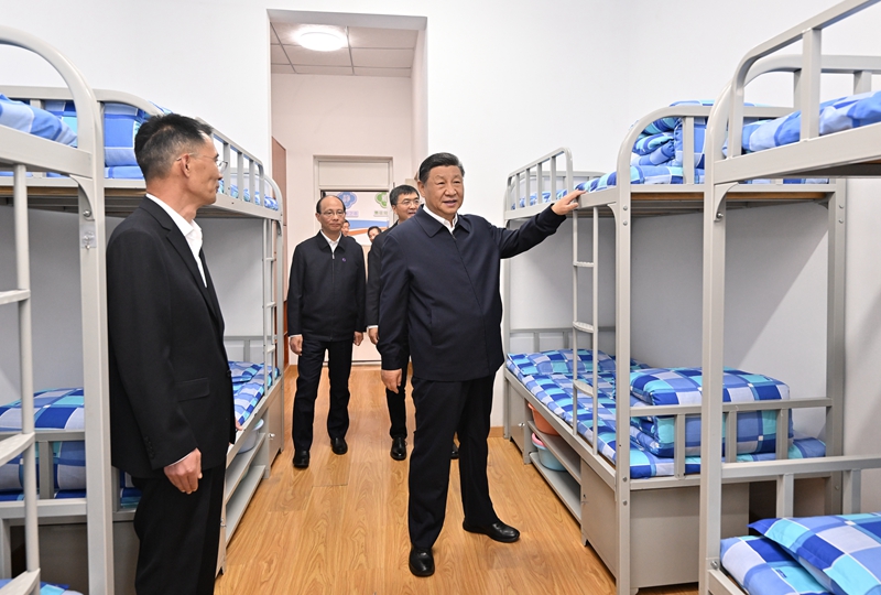 2024年6月18日下午，習(xí)近平總書(shū)記在青海果洛西寧民族中學(xué)宿舍樓察看學(xué)生住宿條件。