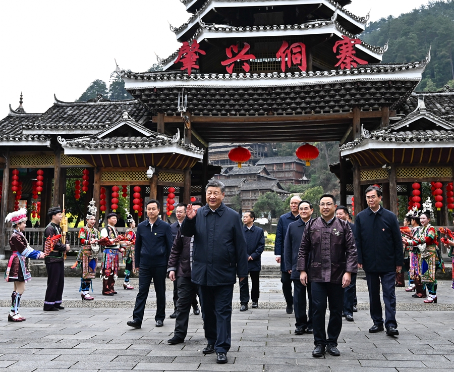 2025年3月17日下午，習(xí)近平在黔東南州黎平縣肇興侗寨考察時(shí)，在寨門(mén)口向身著民族盛裝歡迎的村民揮手致意。新華社記者 燕雁 攝