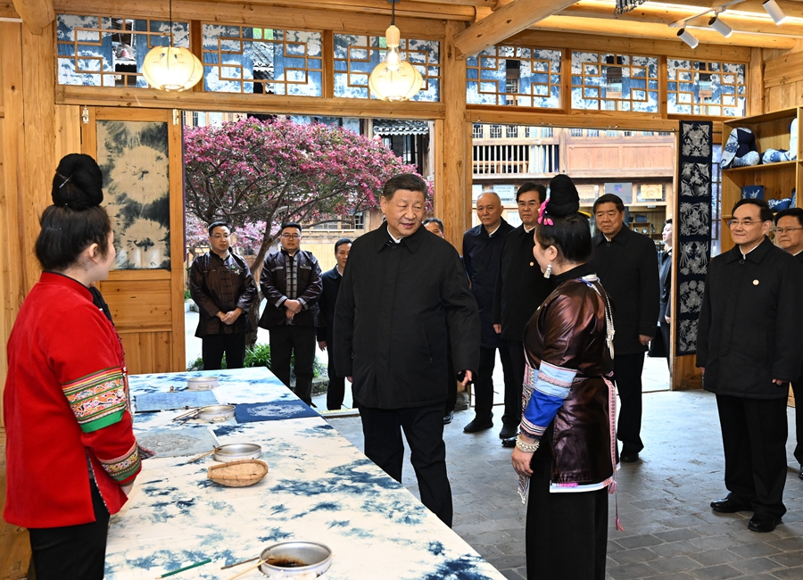2025年3月17日下午，習(xí)近平在黔東南州黎平縣肇興侗寨侗鄉(xiāng)特色產(chǎn)業(yè)基地考察。新華社記者 謝環(huán)馳 攝