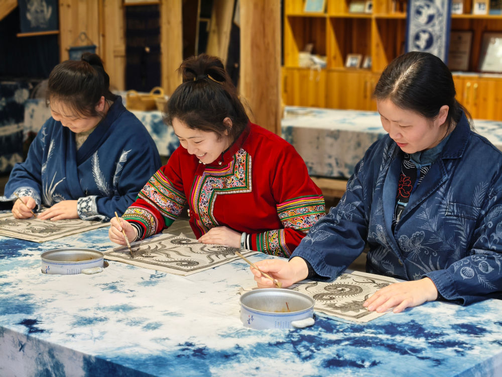 2025年3月14日，村民在肇興侗寨內(nèi)制作蠟染。圖片來(lái)源：新華社