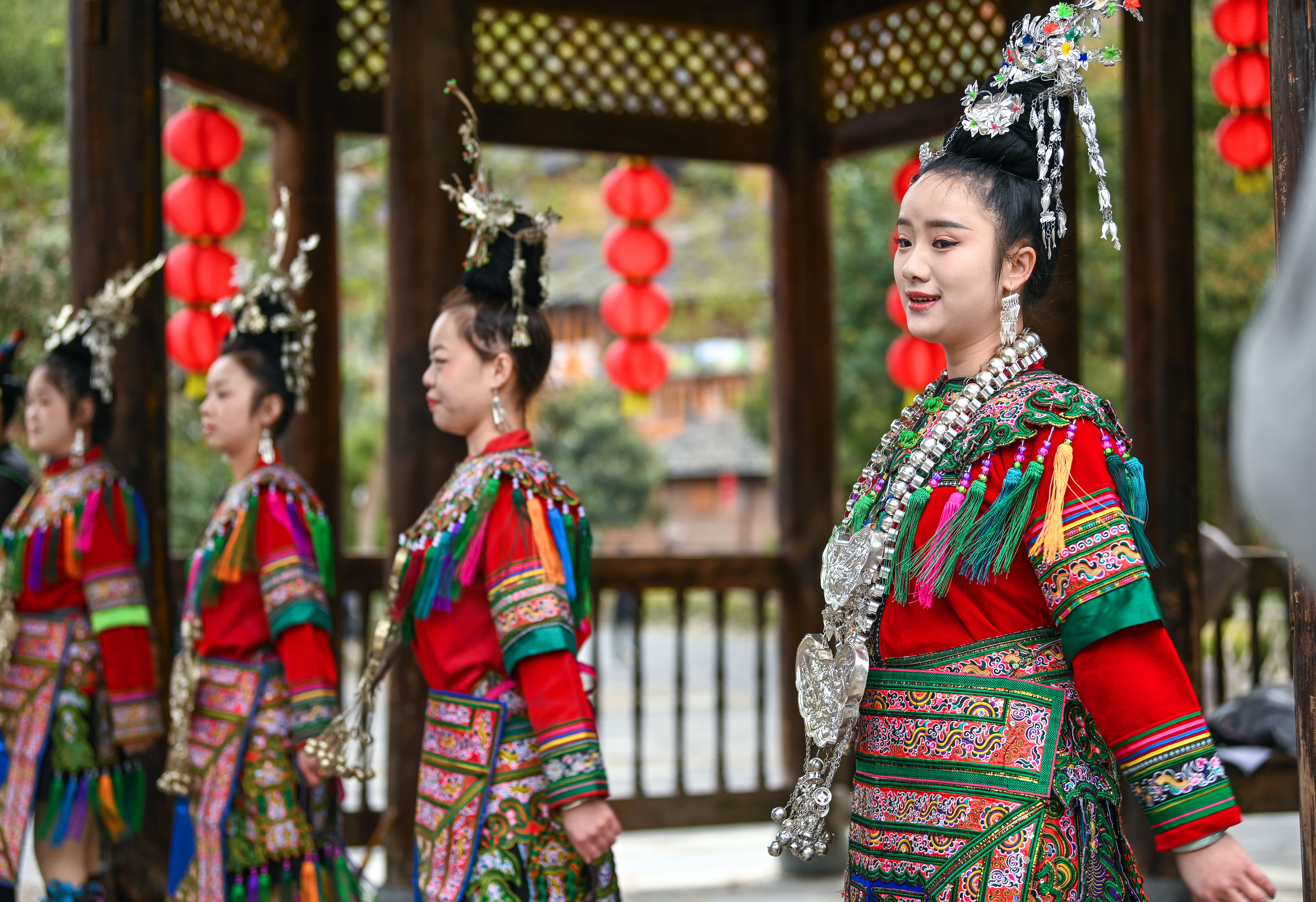  2025年3月18日，侗族群眾在貴州省黎平縣肇興侗寨給游客演唱侗族大歌。