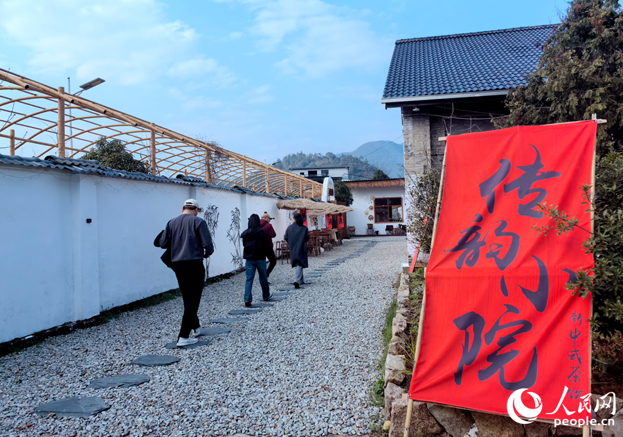 舊茶廠改造后的“傳韻小院”新中式茶館。人民網(wǎng)記者 林曉麗攝