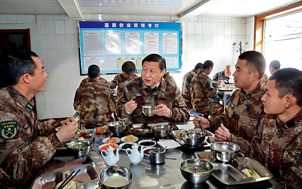 2014年1月26日，習近平主席專程來到內(nèi)蒙古軍區(qū)邊防某部，親切看望慰問戍邊官兵。這是在連隊食堂，習近平主席同戰(zhàn)士們一起用餐。