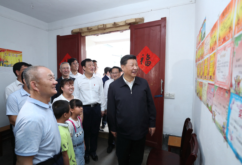 2019年5月20日，習(xí)近平總書記在江西省贛州市于都縣梓山鎮(zhèn)潭頭村看望村民孫觀發(fā)一家人。