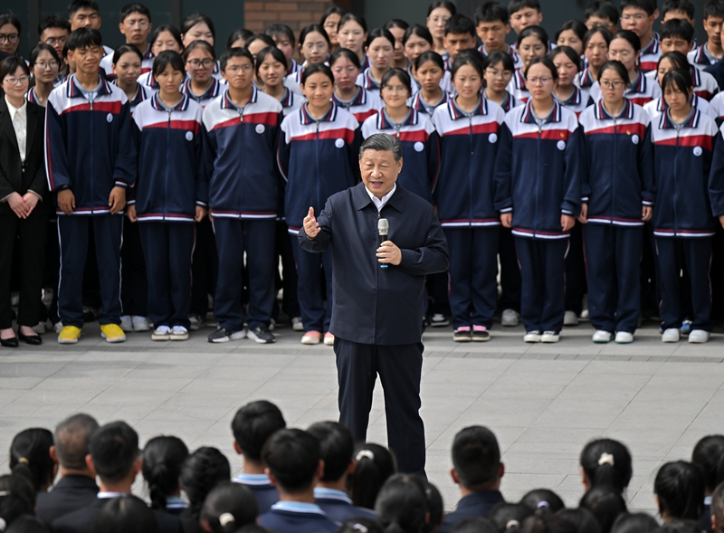 2024年6月18日，習(xí)近平總書記在青海果洛西寧民族中學(xué)考察時，同師生們親切交流。