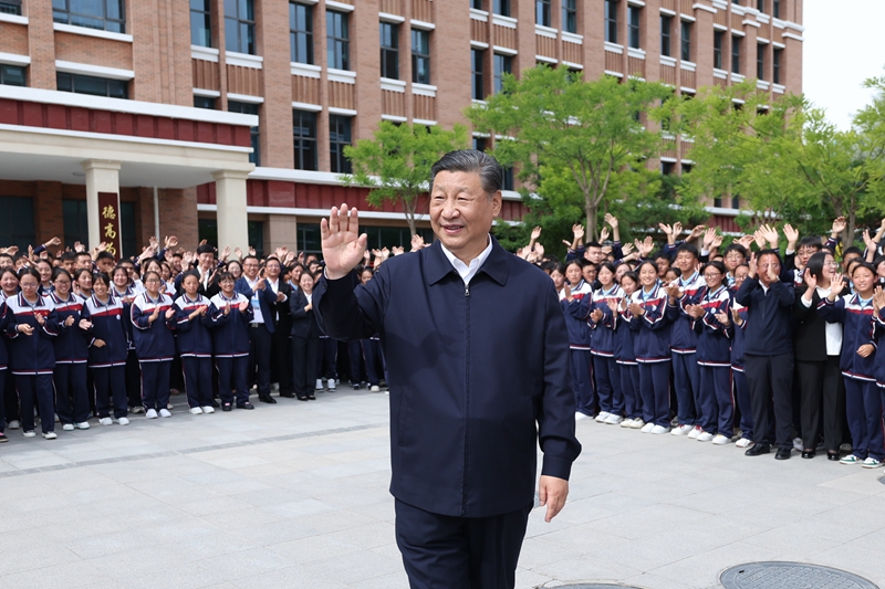 2024年6月18日，習近平總書記在青海果洛西寧民族中學考察時，向師生們揮手致意。