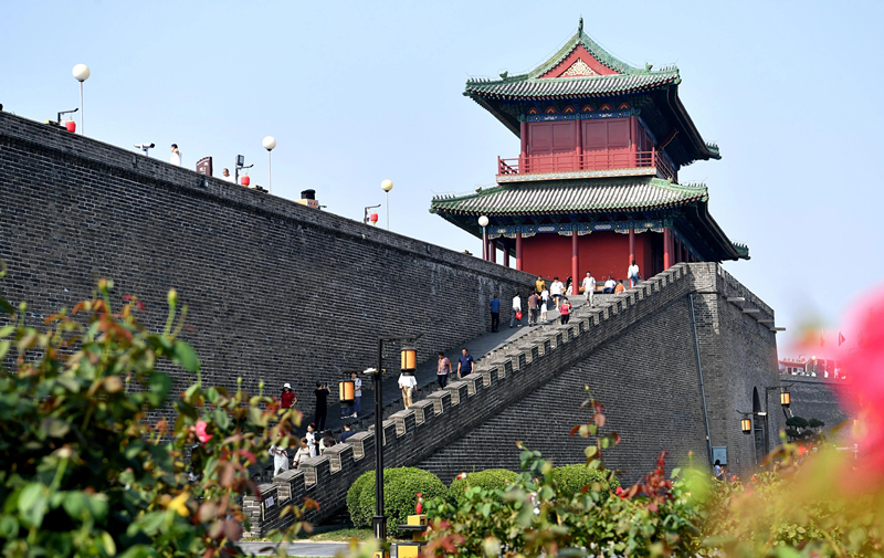 2024年9月16日，游客在河北省石家莊市正定古城游玩。
