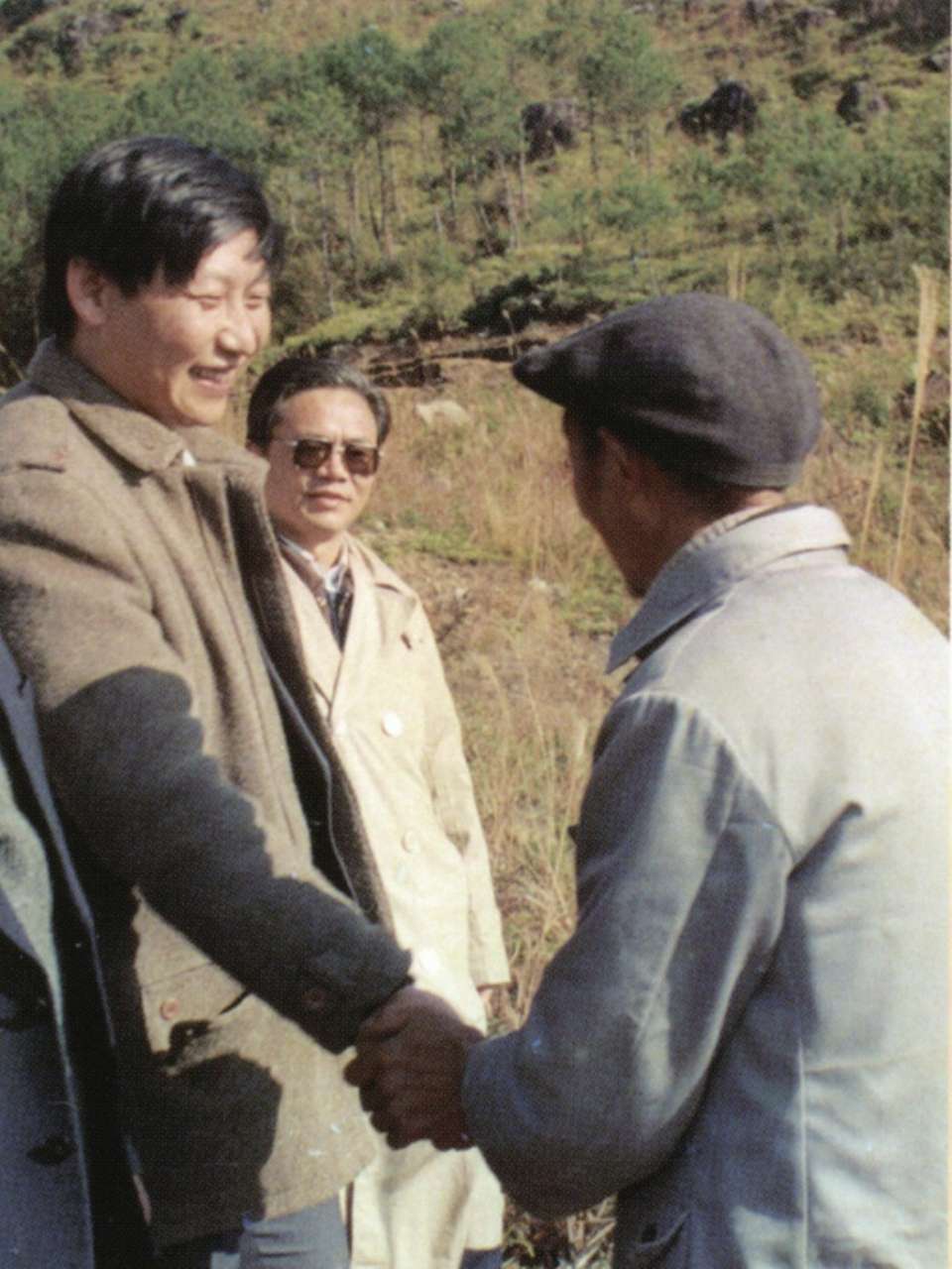 1989年1月，習(xí)近平到周寧縣走訪種林專(zhuān)業(yè)戶(hù)。（圖源：《習(xí)近平在寧德》）
