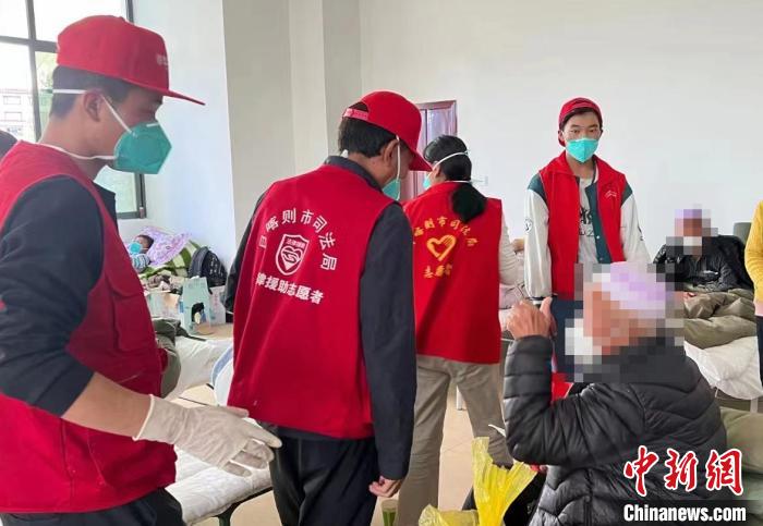 圖為得到妥善安置周到的服務，患者向志愿者豎起大拇指。　日喀則市委宣傳部供圖
