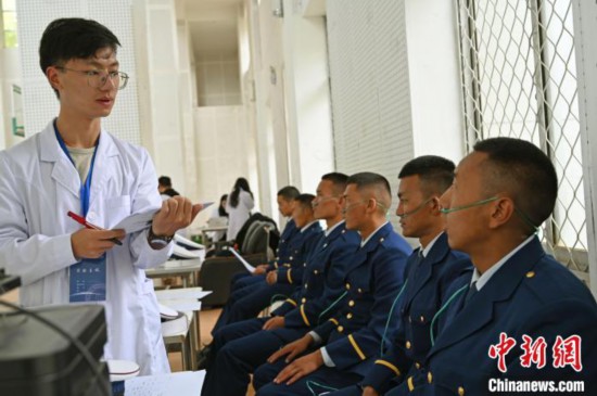 圖為研究團(tuán)隊(duì)成員登記消防員信息。　趙朗 攝