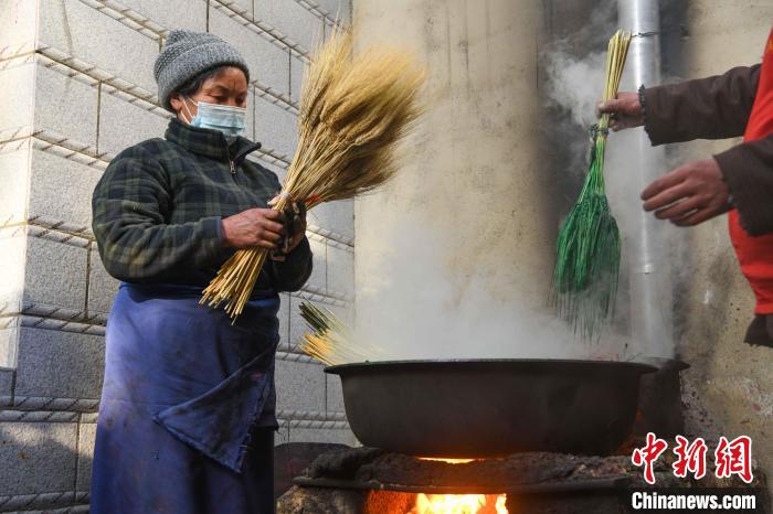 圖為拉薩手藝人制作年貨“羅薩梅朵”。　貢嘎來松 攝