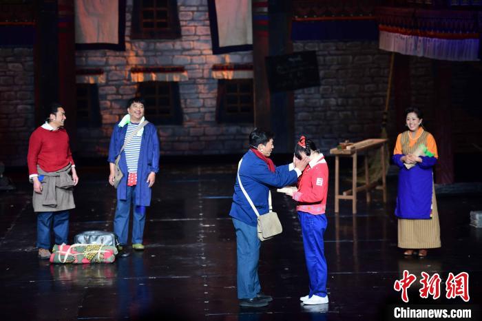 圖為西藏本土話劇《八廓街北院》演出現(xiàn)場?！∝暩聛硭?攝