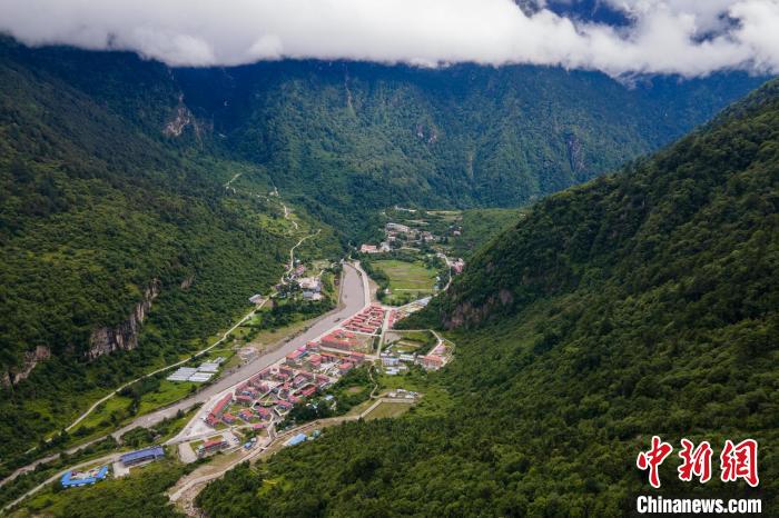西藏山南勒布溝風光?！〗w波 攝