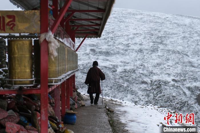 孜珠寺與雪山風(fēng)光。　江飛波 攝