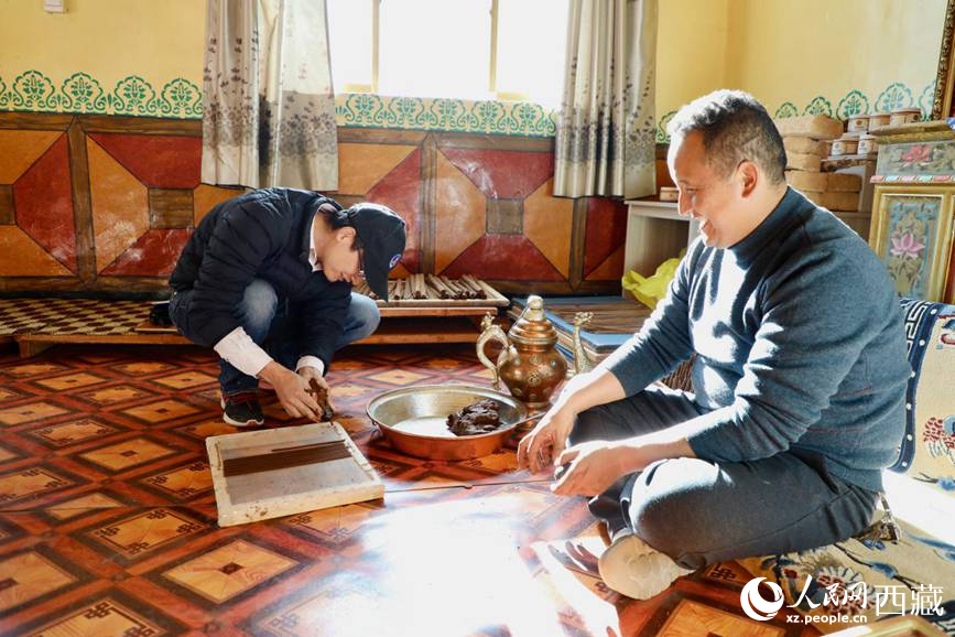 游客正在學(xué)習(xí)制作藏香。人民網(wǎng) 記者次仁羅布攝