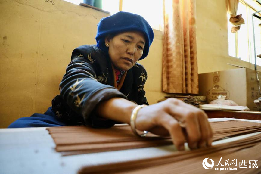藏香廠的工人們堅(jiān)持手工制作藏香。人民網(wǎng)記者 次仁羅布攝